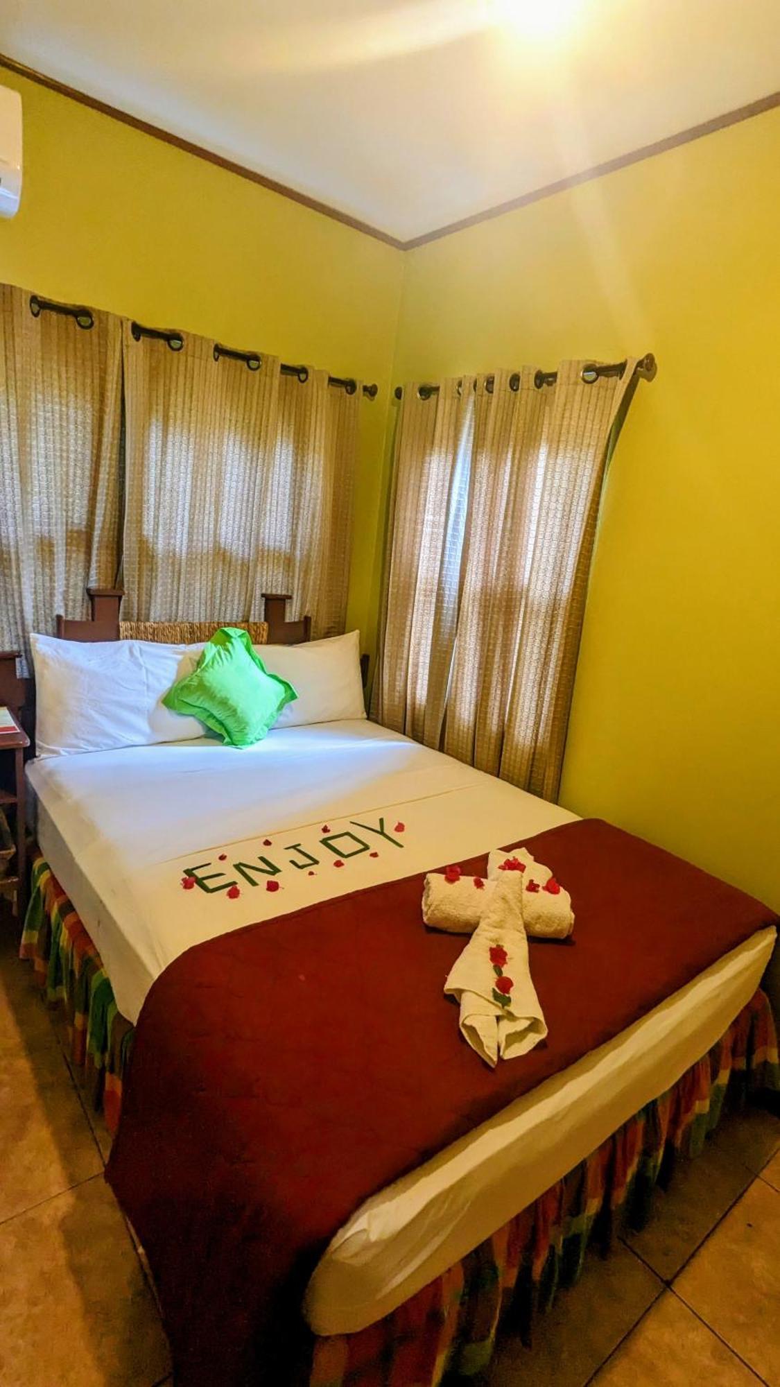 Sunset Lane Hotel Laborie Стая снимка