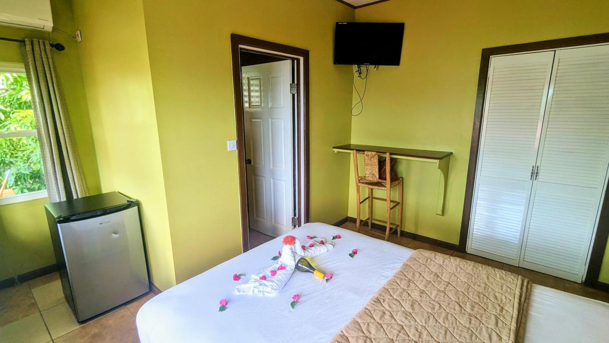 Sunset Lane Hotel Laborie Стая снимка